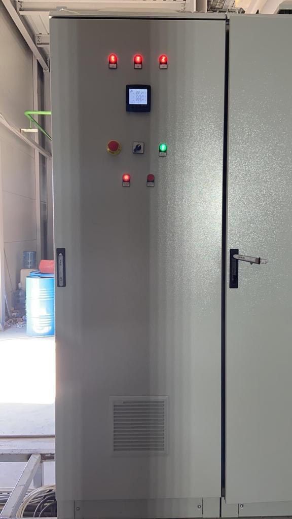 Kapağında enerji analizörü bulunan elektrik panosu